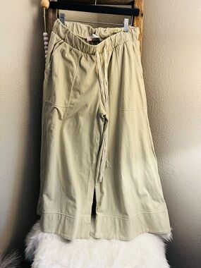 Free People Beige Elastic Waist Wide-Leg Pants 100% cotton.